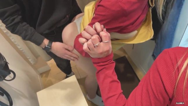 Allinika в юбочке и стрингах трахается в примерочной