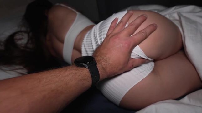 Мужик вернулся с ночной смены и отодрал Kriss Kiss