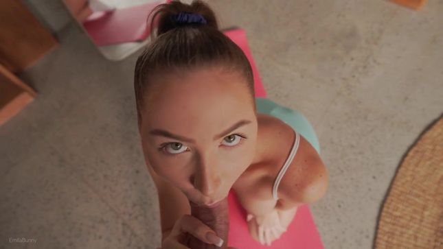 Тренер имеет красивую фитоняшку в домашней обстановке