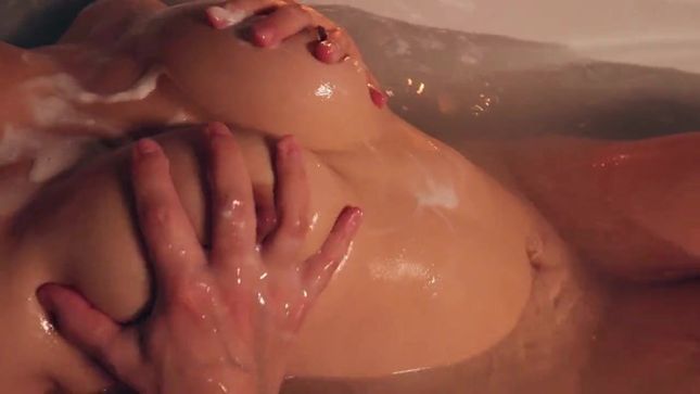 Мужик лапает большие и влажные сиськи телочки в ванне