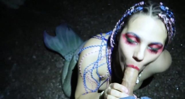 Русалка в Хэллоуин сосет толстый член на пляже