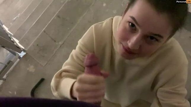 Деваха смело сосет парню в подъезде