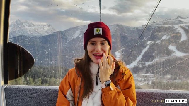 Улыбчивая сучка жадно сосет член во время подъема на канатной дороге