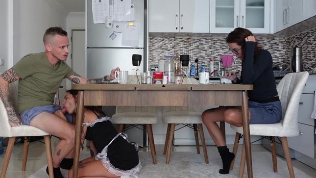 Нахальная горничная отдалась в пилотку прямо при жене босса