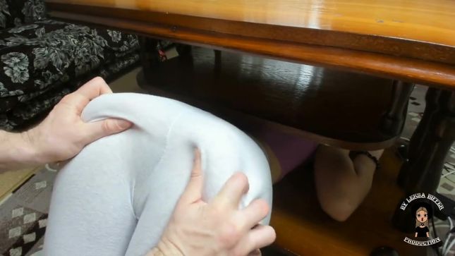Брат взял раком застрявшую сестренку под столом