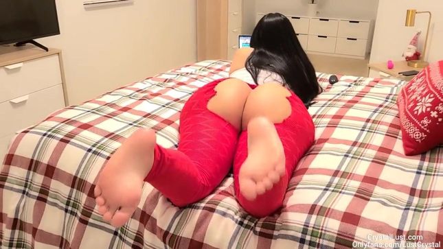 Милфа в рваных лосинах дала пристроиться сзади