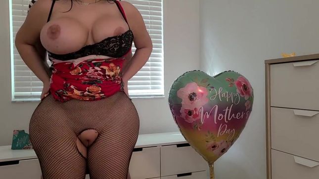 Пасынок поздравляет мачеху в колготках с 8 марта