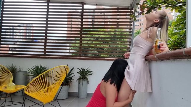 Брюнетка с шикарной попкой развела соседку на куни на балконе