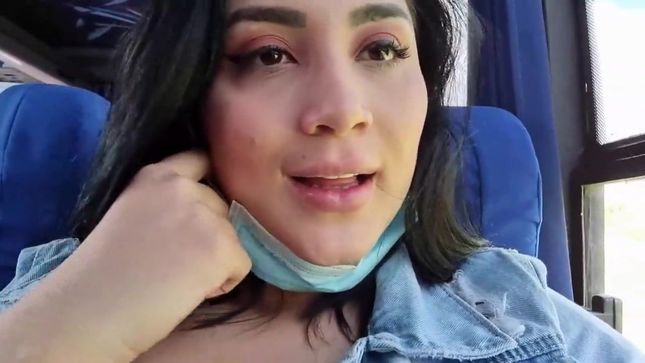 Брюнеточка в платье мастурбирует киску в автобусе