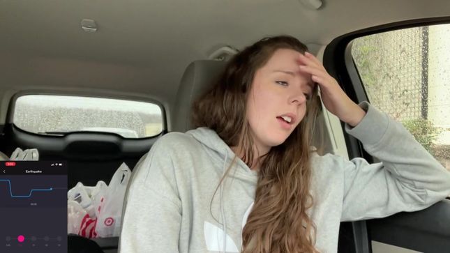 Развратница кончает от вибратора в киске прямо в машине